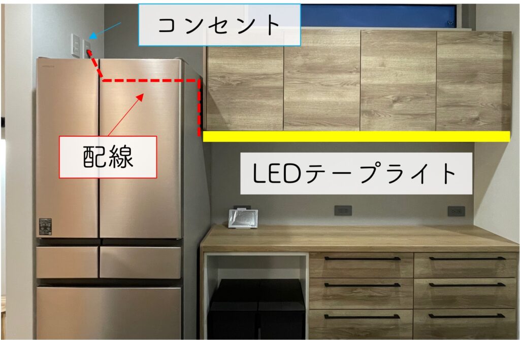 LED照明付きカップボード